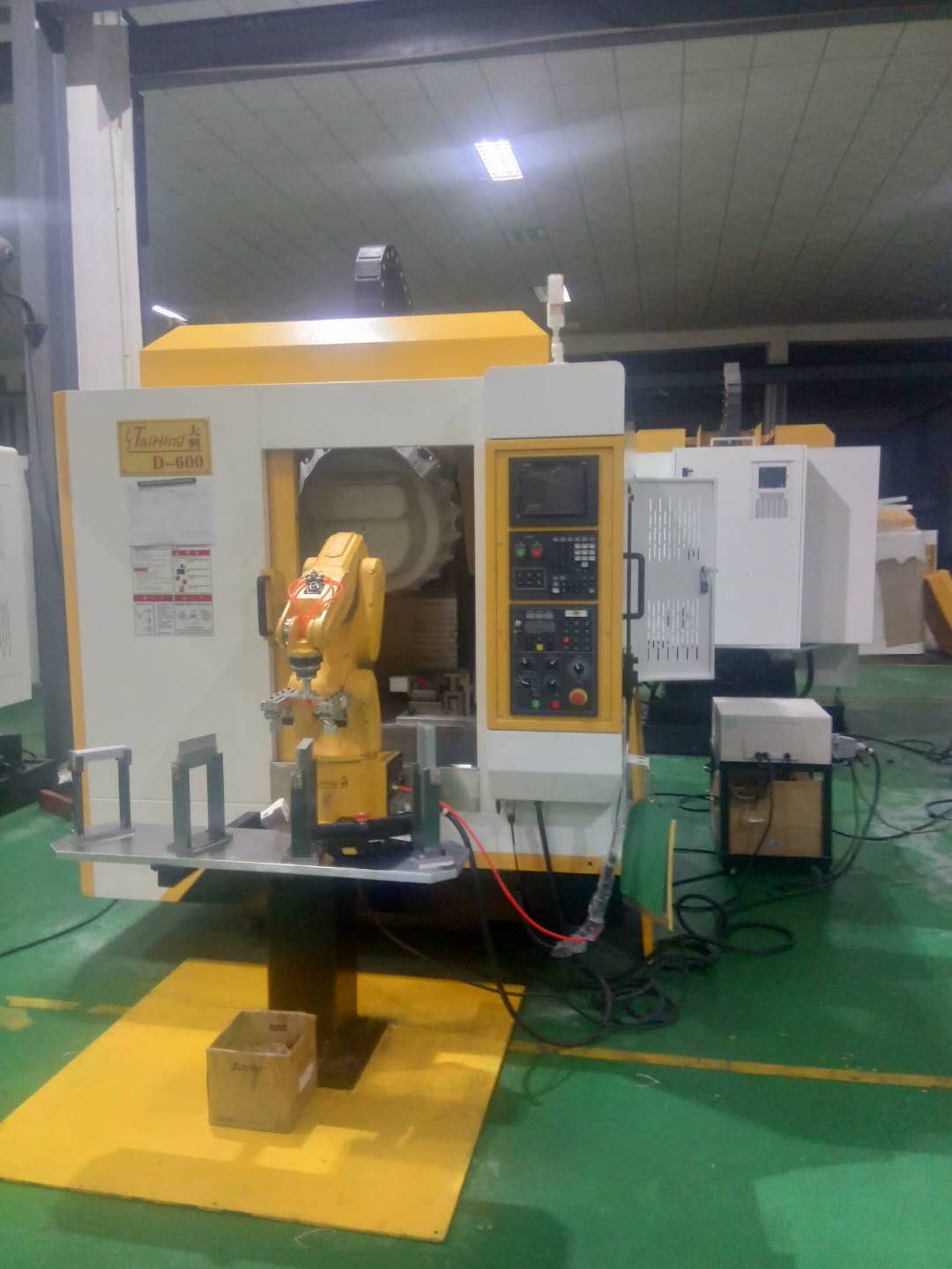 高速钻孔攻牙机D-600 (带机械手，全自动上下料）